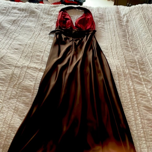 Beautiful around the neck long dress - Picture 2 of 2